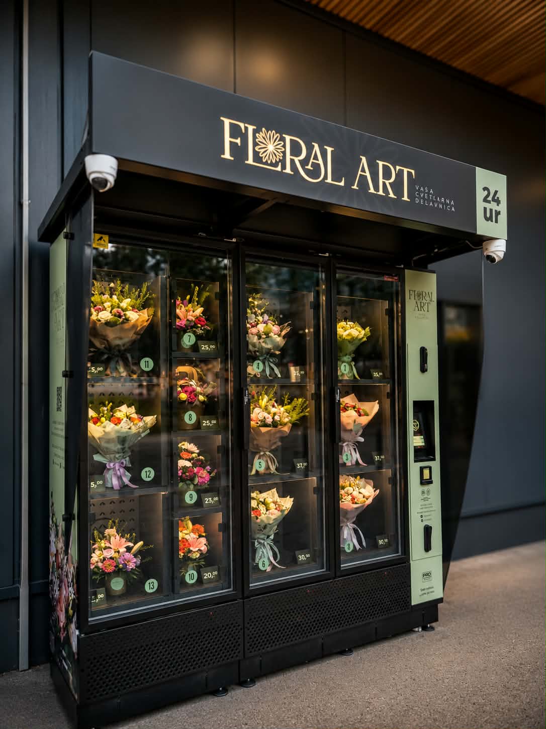 Šopkomat FloralArt s svežim šopkom pred njim