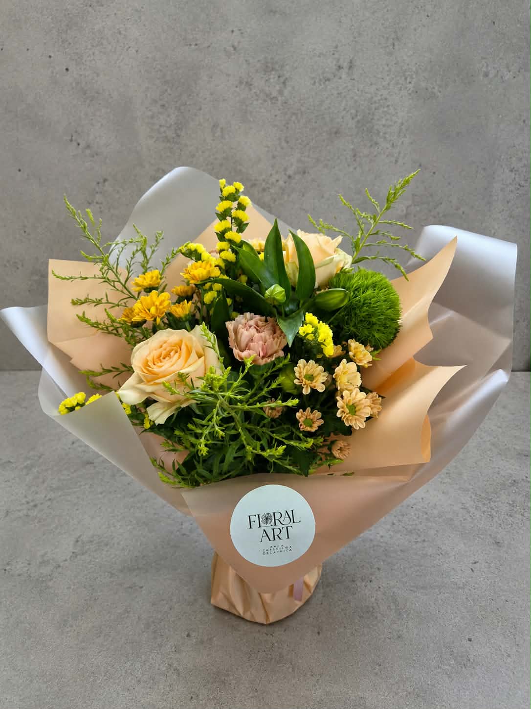 Šopek v breskovih in rumenih odtenkih z nalepko FloralArt
